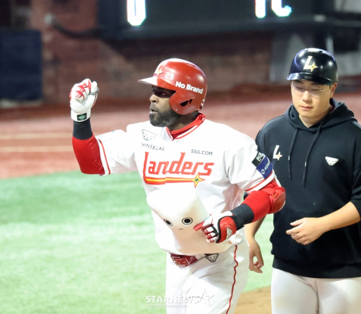 31日,兰德斯2号击球手埃雷迪亚在仁川SSG兰德斯球场举行的2026职业棒球SSG兰德斯队和Kiwoom Heroes队的比赛第4回合末作为首发击球手出场,击出追击单垒打后正在返回本垒打。  =照片=高级记者姜英祖。