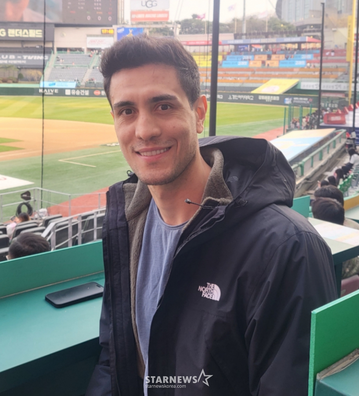 Đội bóng chuyền chuyên nghiệp Seoul Thẻ Apojit Spyker Rafael Araujo đang phỏng vấn Star News tại sân vận động SSGlanders ở Incheon vào ngày 1. /Ảnh = Phóng viên Ahn Ho-geun