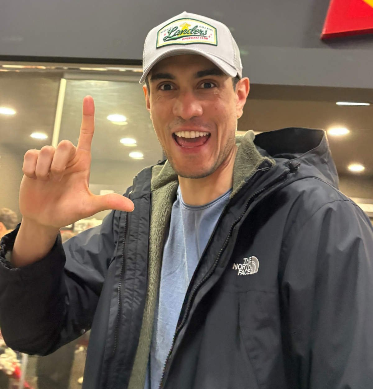 Araujo đội mũ của Landers và tạo dáng bằng ngón tay vẽ chữ "L" tượng trưng cho Landers. /Ảnh = Bản thân Araujo cung cấp