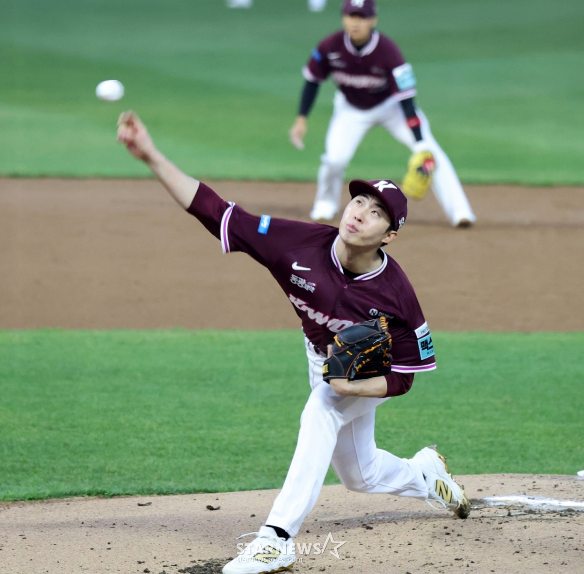 キウム右腕投手のペ·ドンヒョンが1日、仁川SSGランダースフィールドで開かれる2026プロ野球SSGランダースとキウムヒーローズの試合で先発で投球をしている。 /写真=姜永祚（カン·ヨンジョ）先任記者