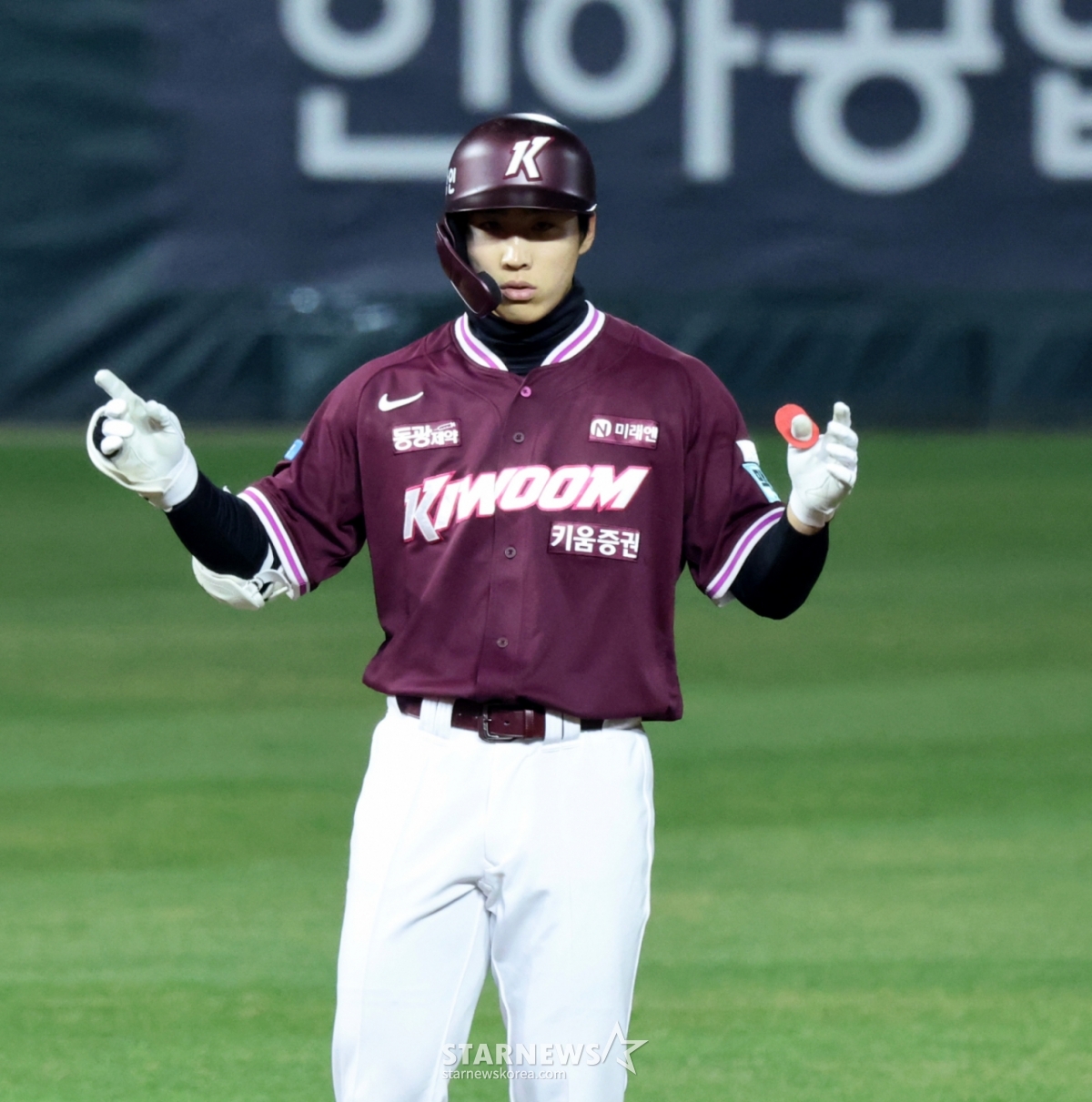 キウムのイ·ジュヒョンが1日、仁川SSGランダースフィールドで開かれる2026プロ野球SSGランダースとキウムヒーローズの試合5回表に2塁打を放ち、セレモニーをしている。 /写真=姜永祚（カン·ヨンジョ）先任記者