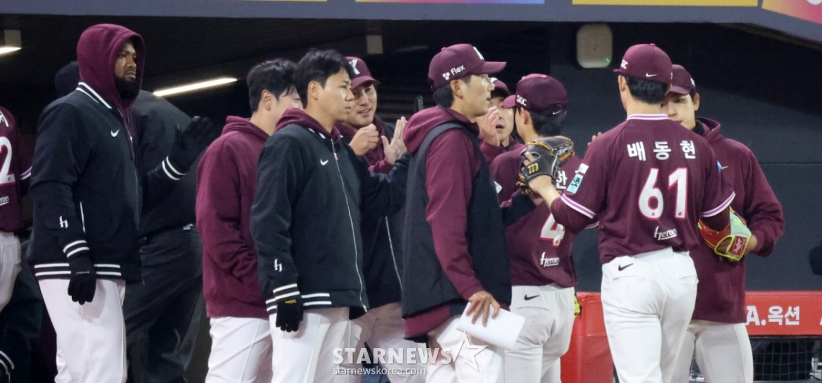 キウムのペ·ドンヒョン（右）が1日、仁川（インチョン）SSGランダースフィールドで行われた2026プロ野球SSGランダースとの訪問試合で、5回裏を阻止した後、同僚たちの歓迎を受けながらダッグアウトに向かっている。 /写真=姜永祚（カン·ヨンジョ）先任記者
