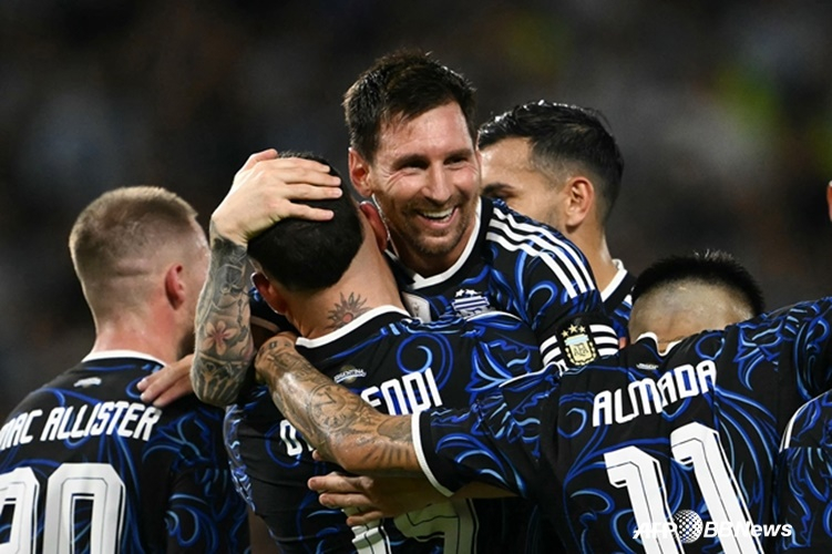 Lionel Messi đang vui mừng cùng các đồng nghiệp trong trận giao hữu với Zambia được tổ chức tại Estadio Alberto Armando ở Buenos Aires, Argentina vào ngày 1 (giờ Hàn Quốc). /AFPBBNews = Tin tức 1