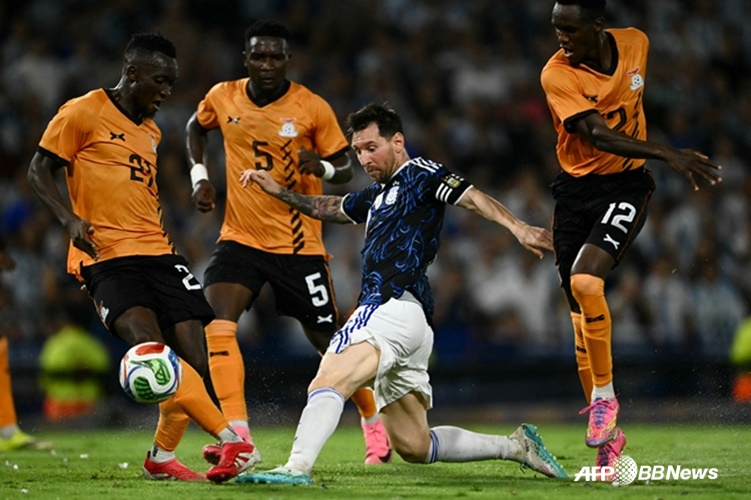 Lionel Messi (giữa). /AFPBBNews = Tin tức 1