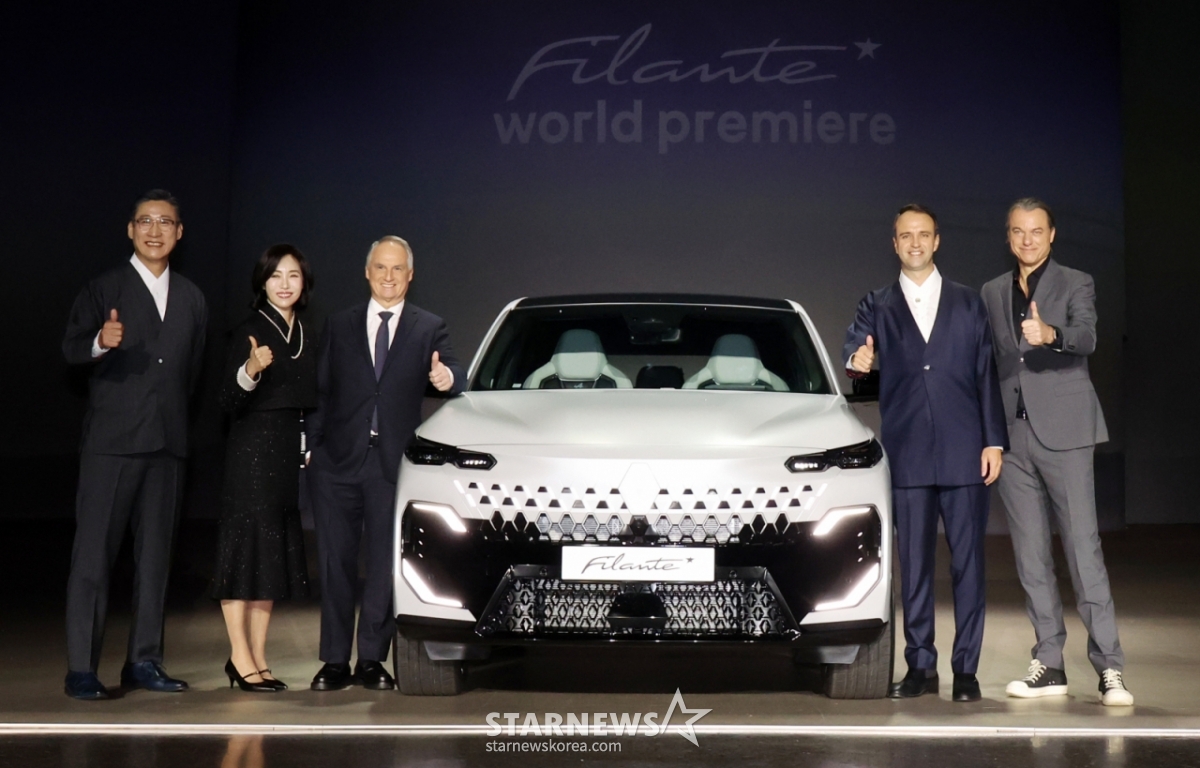 [Seoul = Newsis] Reporter Cho Sung-woo = Renault Korea unveiled the second model of the Aurora project, 'FILANT' at the World Premiere event held at Grand Walkerhill in Gwangjin-gu, Seoul on the 13th.  From left, Choi Sung-kyu, head of Renault Technology Korea Research Institute, Sang Hee-jung, head of Renault Korea's internal and external strategy headquarters, Pavlis Kamboliv, CEO of Renault Brand and Vice Chairman of Renault Group, Nikola Paris, President of Renault Korea, and Lawrence Van den Acker, Vice President of Renault Group Design. 2026.01.13. xconfind@newsis.com / Photo = Cho Sung-woo