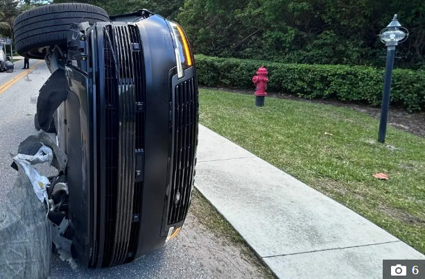 Chiếc xe của Tiger Woods bị lật đổ./Ảnh = Cap màn hình The Sun