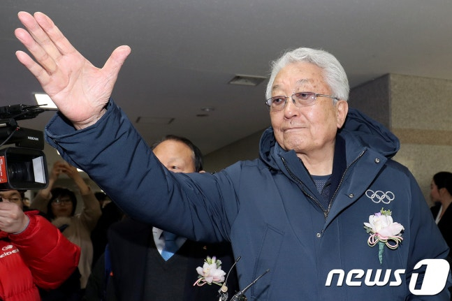 2018年2月12日,在江原道江陵市政府2楼特别展示馆举行的平昌冬奥会举办纪念大韩民国体育外交图片展(The best moments of IOC.ANOC and Korea sports)开幕式上,前国际奥委会(IOC)委员张雄(音)生前正在互相问候。 =照片=news1