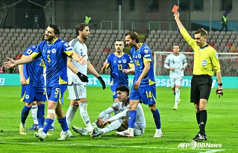 アレッサンドロ·バストーニ(中央下)が退場を受けて茫然自失している。 /AFPBBNews=ニュース1