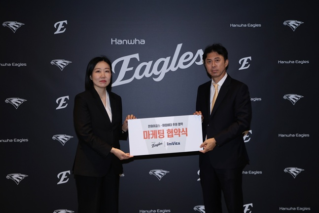 チョ·ヨンス（左）鍾根堂（チョングンダン）健康本部長とソン·ヒョクハンファ団長。 /写真=ハンファ·イーグルス 