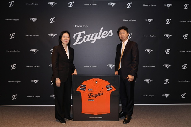 チョ·ヨンス（左）鍾根堂（チョングンダン）健康本部長とソン·ヒョクハンファ団長。 /写真=ハンファ·イーグルス 