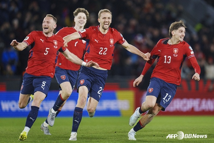 Футболисты сборной Чехии рады победе над Данией после серии пенальти в финале группы D '2026' чемпионата мира по футболу в Северной Америке (UEFA) на стадионе Zenellari в Праге, Чехия, 1-го числа (по корейскому времени). /AFPBBNews =Новости 1