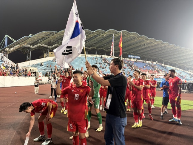 太極旗を手にして喜ぶ金相植(キム·サンシク、中央)監督の姿。 /写真=ディージェイマネジメント提供