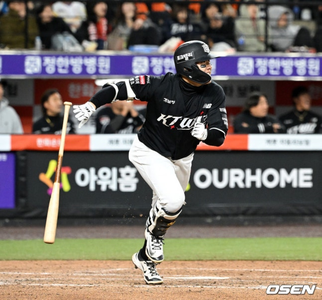 KT队的崔元俊在第7回合击出了2打点的反败为胜的安打。 =照片=OSEN