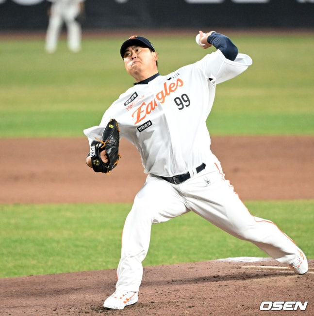 1日，韩华队的柳贤振在与KT队的比赛中投球。 =照片=OSEN