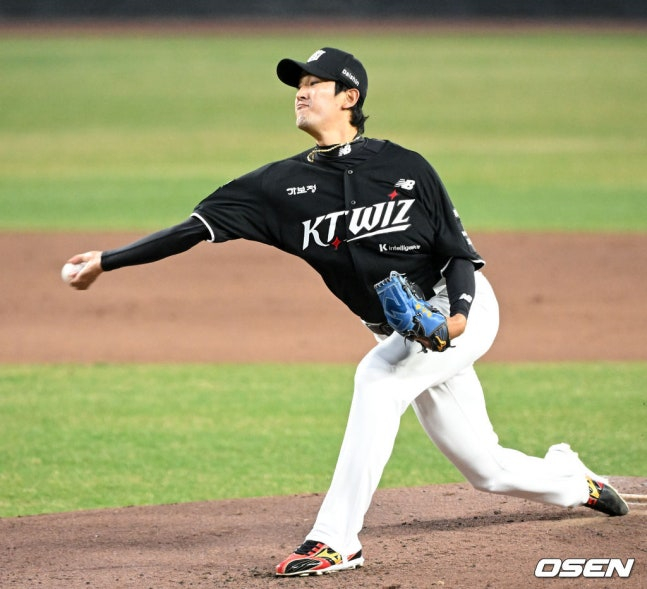 1日，KT队高永杓面对韩华队投球。 =照片=OSEN