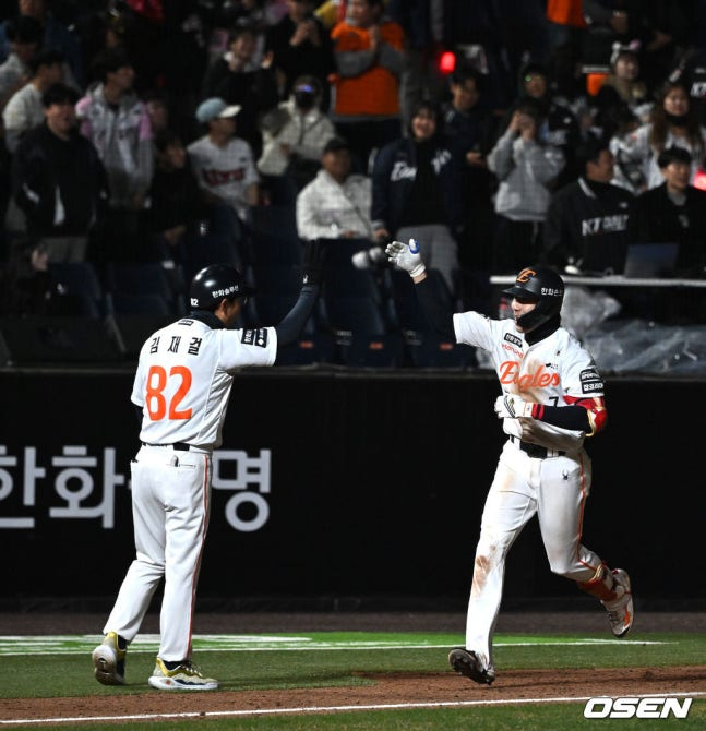 1日，韩华队的沈佑俊（右）在与KT队的比赛第8回合末击出扳平比分的3分本垒打，正在跑垒。 =照片=OSEN