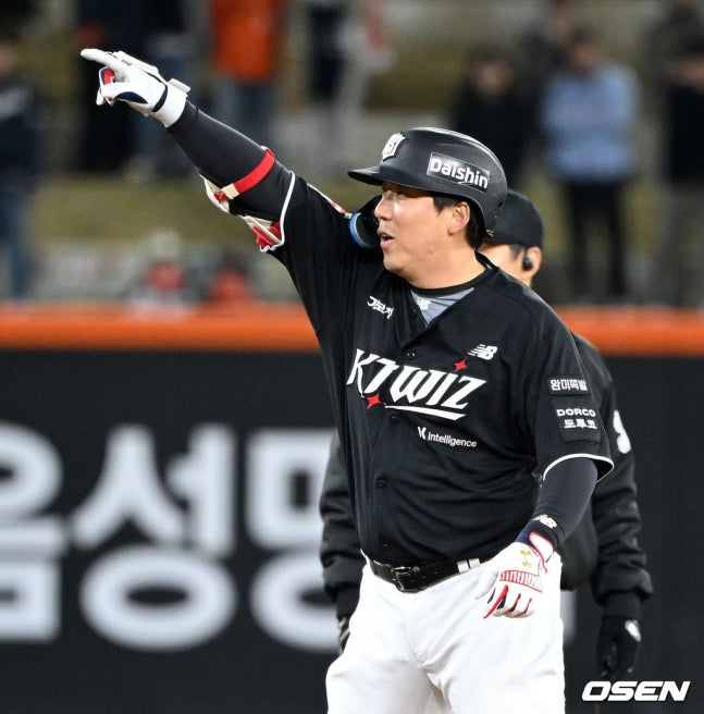 KT队的金贤洙在1日与韩华队的比赛第9回合初击出决胜3打点2垒打后高兴不已。 =照片=OSEN