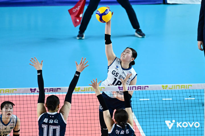 Квон Мин Чжи, который пытается атаковать (в центре). /Фото = Предоставлено KOVO.