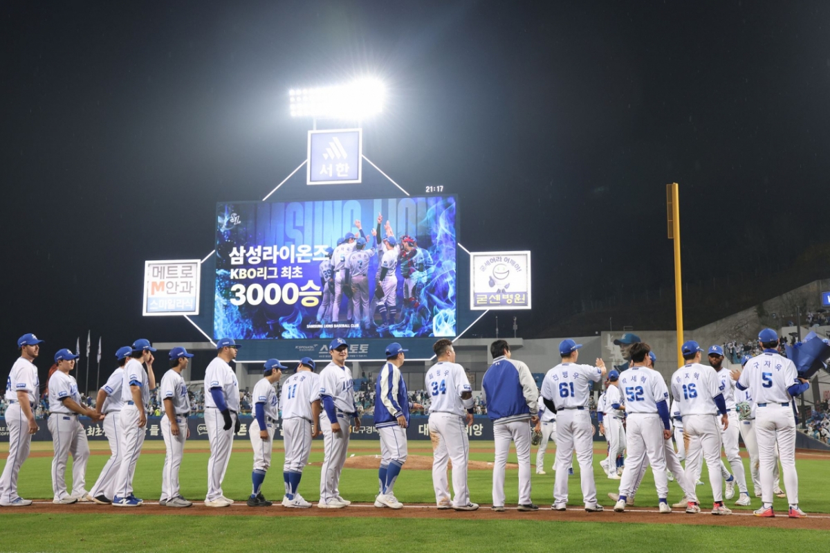 4月1日、KBOリーグ史上初めて球団3000勝を達成した三星ライオンズ選手団。 /写真=三星ライオンズ提供