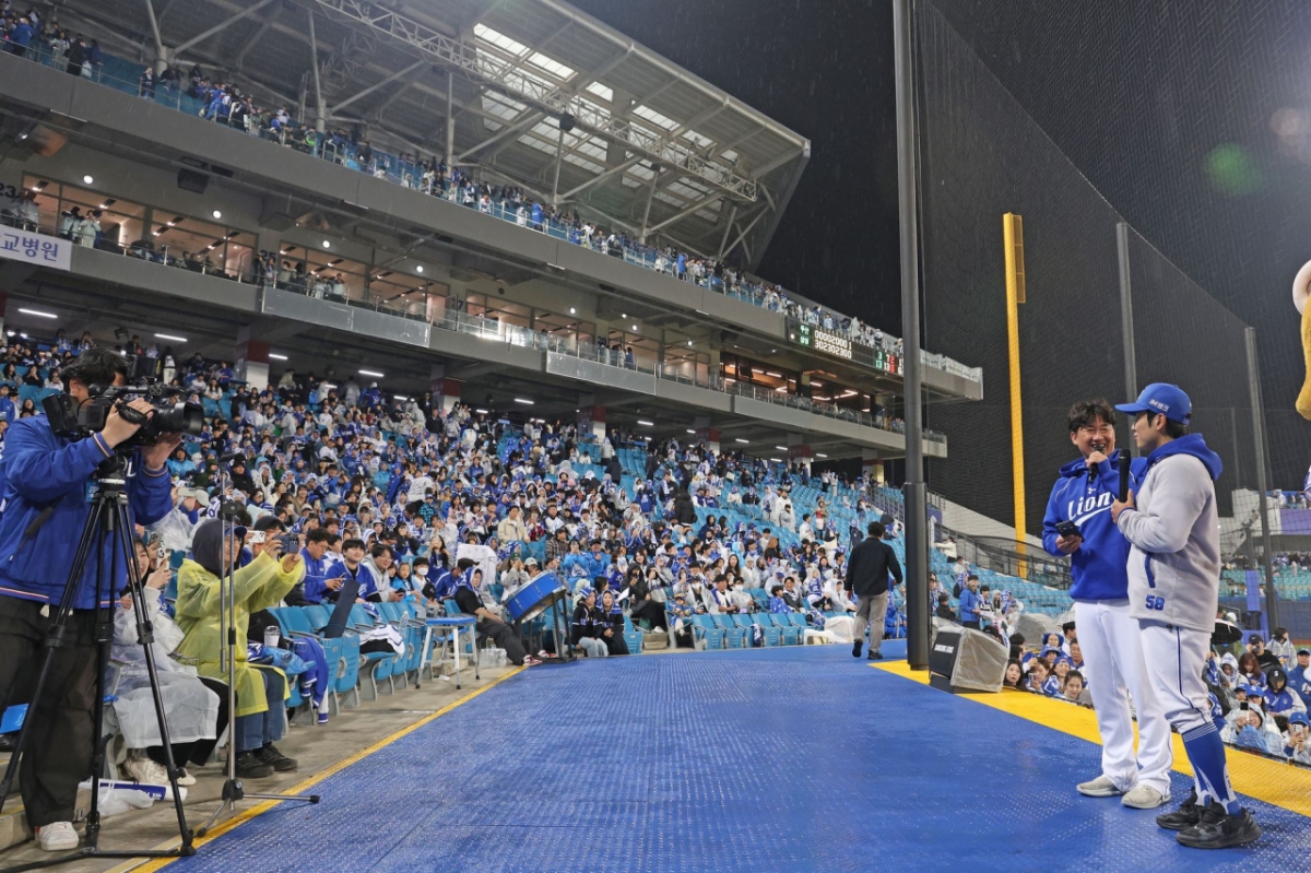 金ジチャン（右）が4月1日の試合後、殊勲選手とのインタビューに臨む様子。 /写真=三星ライオンズ提供