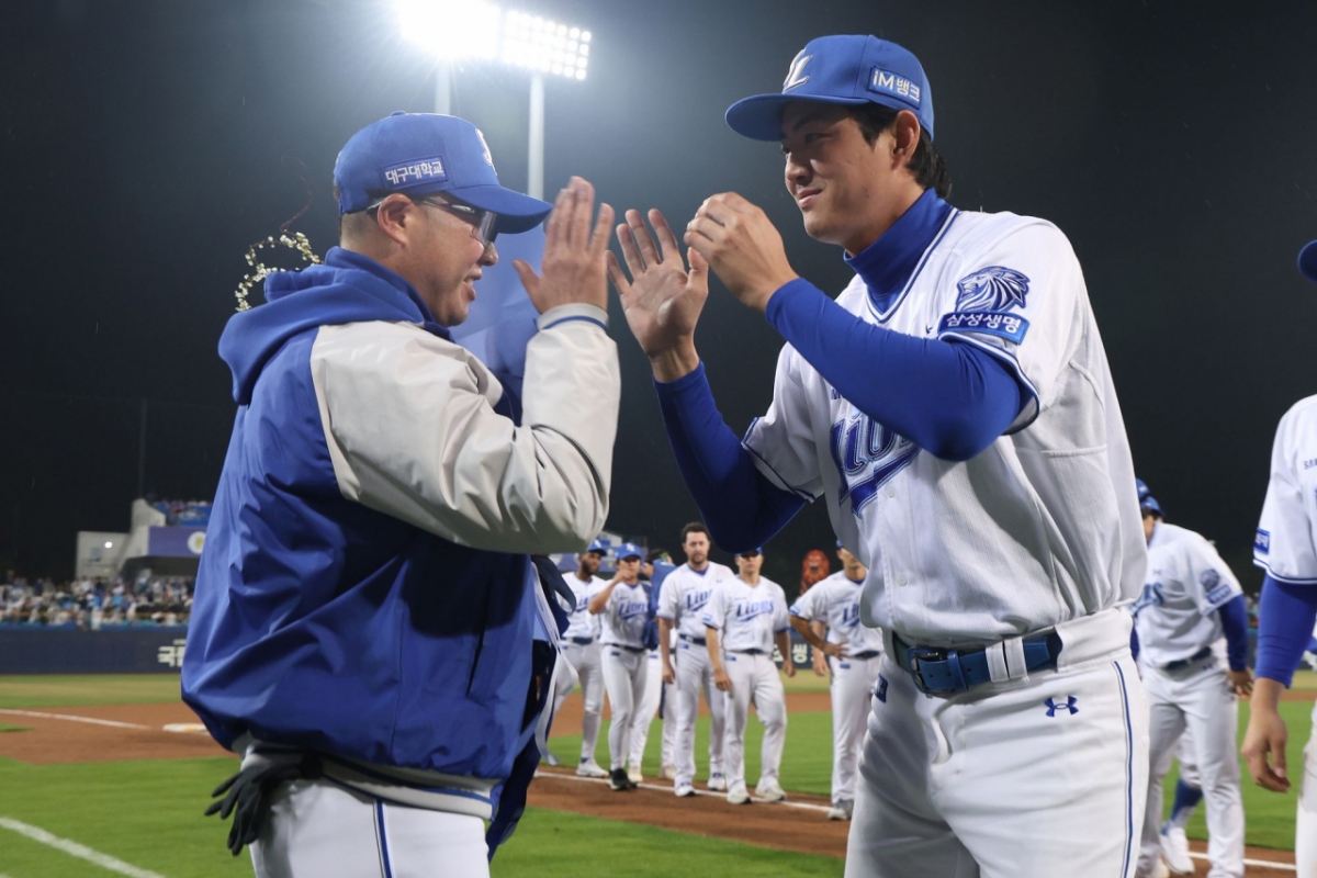 4月1日、KBOリーグ史上初めて球団3000勝を達成した三星ライオンズ選手団。 朴ジンマン（左）三星（サムスン）監督と具滋旭（ク·ジャウク）がハイタッチをしている。 /写真=三星ライオンズ提供