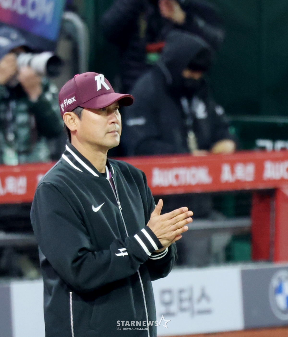 Huấn luyện viên Seol Jong-jin của Kirum Heroes đã vỗ tay sau khi giành chiến thắng trong trận đấu giao hữu với SSG Landers của bóng chày chuyên nghiệp 2026 được tổ chức tại SSG Landers Field ở Incheon vào ngày 1. /Ảnh = Phóng viên cao cấp Kang Young Jo