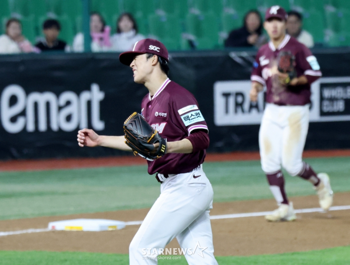 Cầu thủ ném bóng đầu tiên của Kirum, Bae Dong Hyun, đang gầm rú với cú strikeout vào cuối hiệp thứ 5 của trận đấu trên sân khách với SSG Landers Field ở Incheon vào ngày 1. /Ảnh = Phóng viên cao cấp Kang Young Jo
