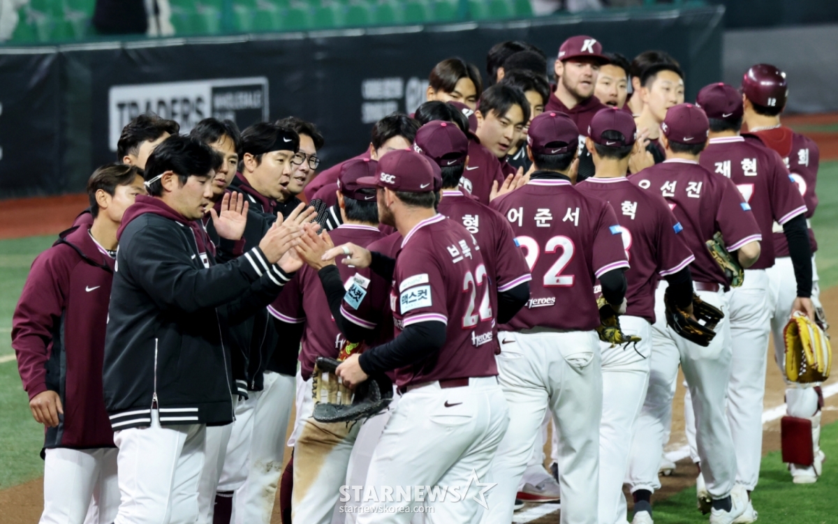 Các cầu thủ của Kirum Heroes đã tự chúc mừng sau khi giành chiến thắng trong trận đấu giao hữu với đội bóng chày chuyên nghiệp SS Granders Field ở Incheon vào ngày 1. /Ảnh = Phóng viên cao cấp Kang Young Jo