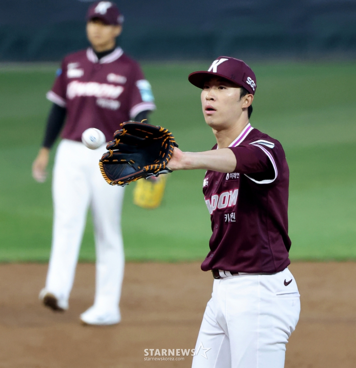 キウムヒーローズの投手ペ·ドンヒョンが1日、仁川SSGランダースフィールドで行われたSSGランダース戦で捕手からボールを受け取っている。 /写真=姜永祚（カン·ヨンジョ）先任記者