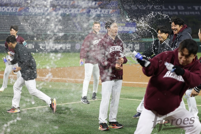 キウムヒーローズのペ·ドンヒョン投手（中央）が1日、勝利投手になって放送インタビューを終えた後、同僚たちからお祝いの言葉を受けている。 /写真=キウムヒーローズ提供