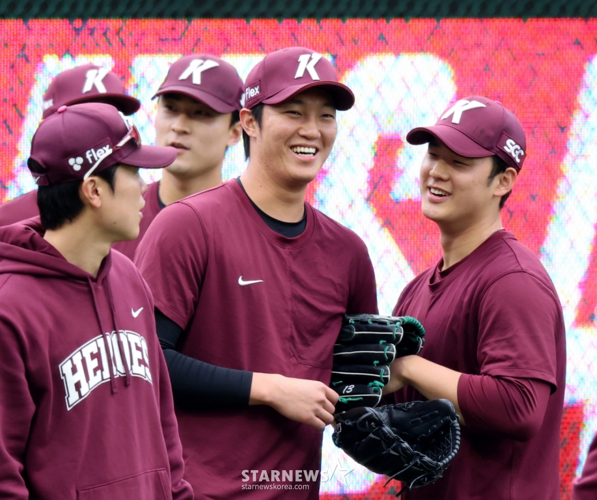 Кивум Герои Ан Уджин (в центре) с яркой улыбкой на поле SSG Landers в Инчхоне перед выездной игрой против SSG Landers. /Фото = Старший репортер Кан Ён Чжо