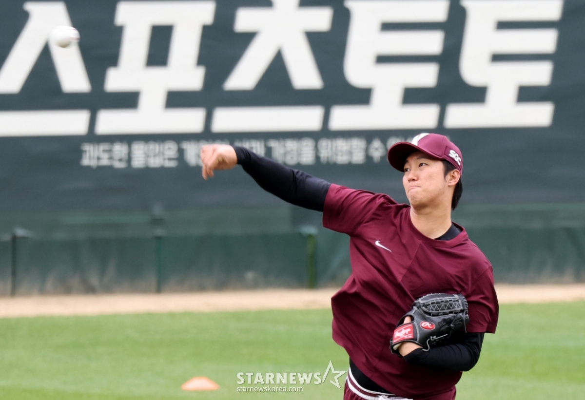 Ан Уджин играет в ловушку перед игрой SSG Landers Field в Инчхоне 31-го числа прошлого месяца. /Фото = Старший репортер Кан Ён Чжо