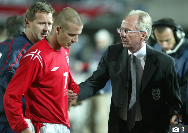 英格兰代表队时期的大卫•贝克汉姆（左）和斯文•埃里克森教练。 =照片=《太阳报》结束。