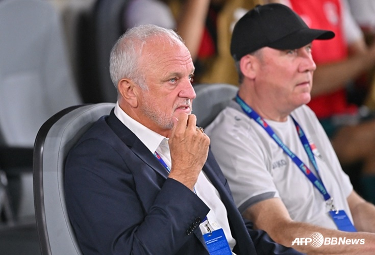 他就是主教练格雷厄姆·阿诺德（中）。 =法新社BBNews=新闻1。