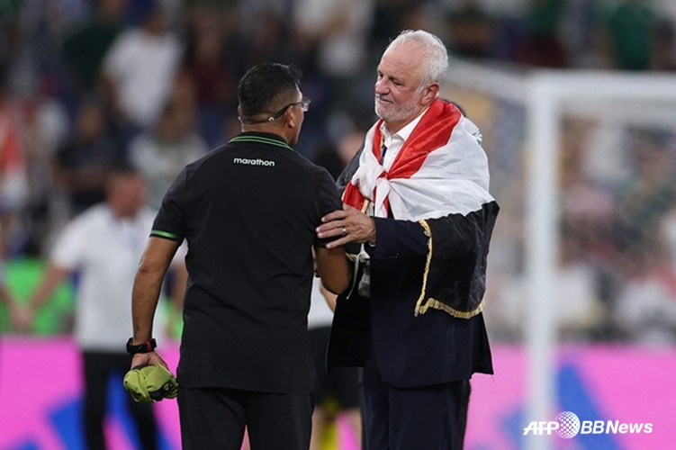 他就是主教练格雷厄姆·阿诺德（右）。 =法新社BBNews=新闻1。