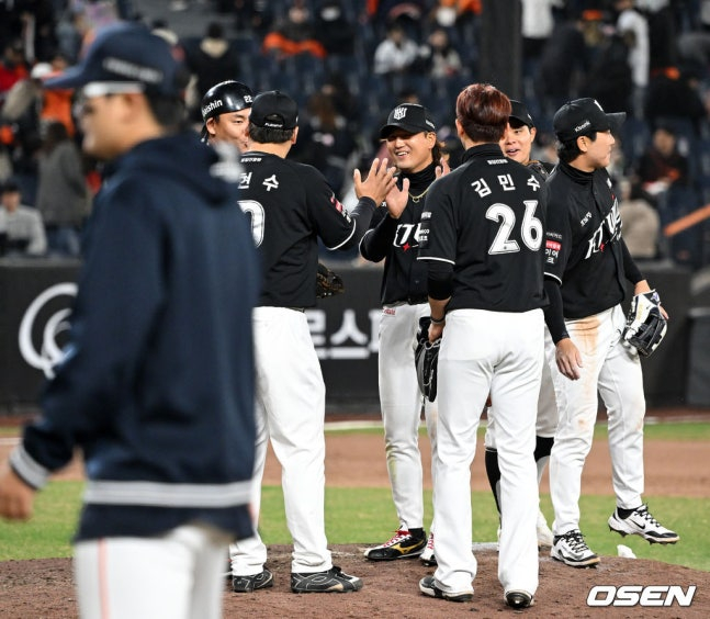 Игроки КТ празднуют победу над Ханва 1-го числа. /Фото = ОСЕН