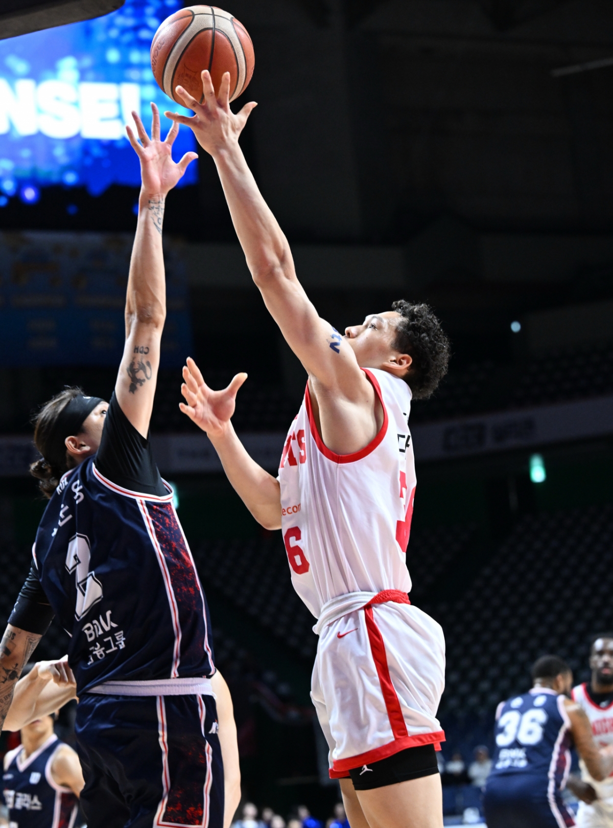 Eddie Daniel (right) tries to shoot to avoid Choi Jun-yong's block. /Photo = Courtesy of KBL