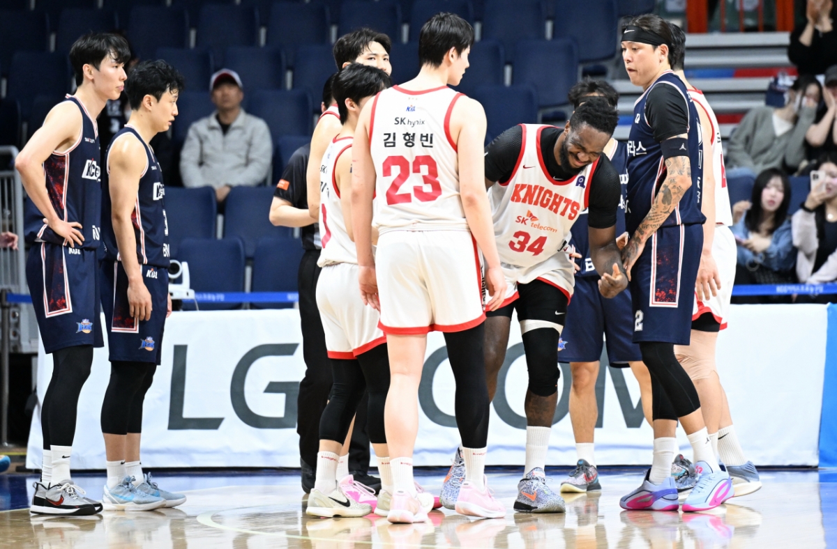 Jamil Warney (34) grimaces as if his legs are uncomfortable. /Photo = Courtesy of KBL