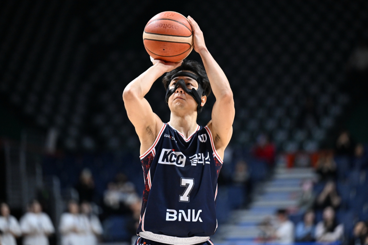 Heo Hoon, who plays in the game wearing a mask after surgery for a nasal bone. /Photo = Courtesy of KBL