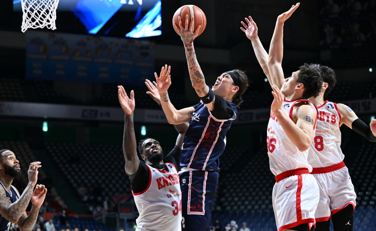 Choi Jun-yong (center) is shooting to avoid Seoul SK players. /Photo = Courtesy of KBL