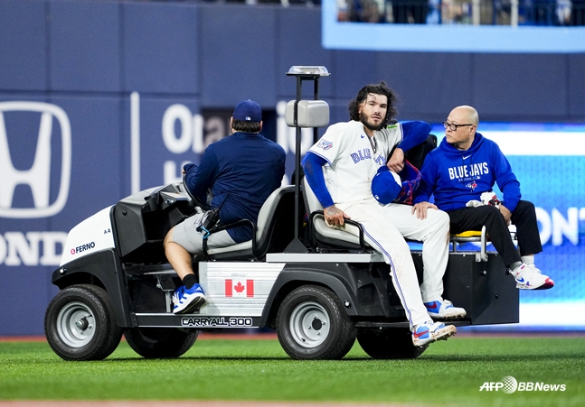 Ponce (centre) as he exits the ballpark on a cart. /AFPBBNews=News1