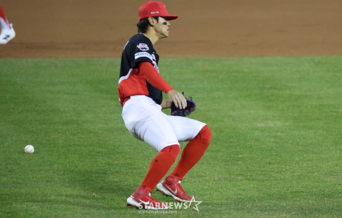 2026新韓（シンハン）SOLBankKBOリーグLGツインズ対KIAタイガースの試合が1日、ソウル蚕室（チャムシル）野球場で行われた。  KIAの3塁手、金ドヨンが1回裏2死1、3塁でLGの具本赫（ク·ボンヒョク）のバント安打を処理しようとしてボールを落としている。 /写真=キム·ジンギョン待機者