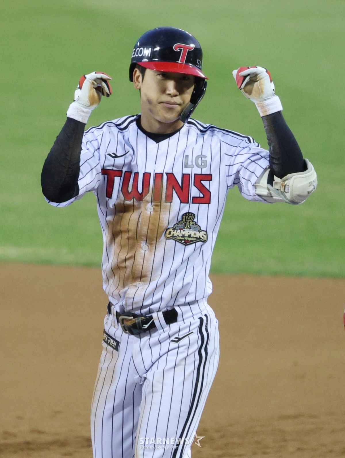 2026新韓（シンハン）SOLBankKBOリーグLGツインズ対KIAタイガースの試合が1日、ソウル蚕室（チャムシル）野球場で行われた。  LGの具本赫（ク·ボンヒョク）が1回裏、2死1.3塁で1打点バントの安打を放って出塁した後、セレモニーをしている。 /写真=キム·ジンギョン待機者