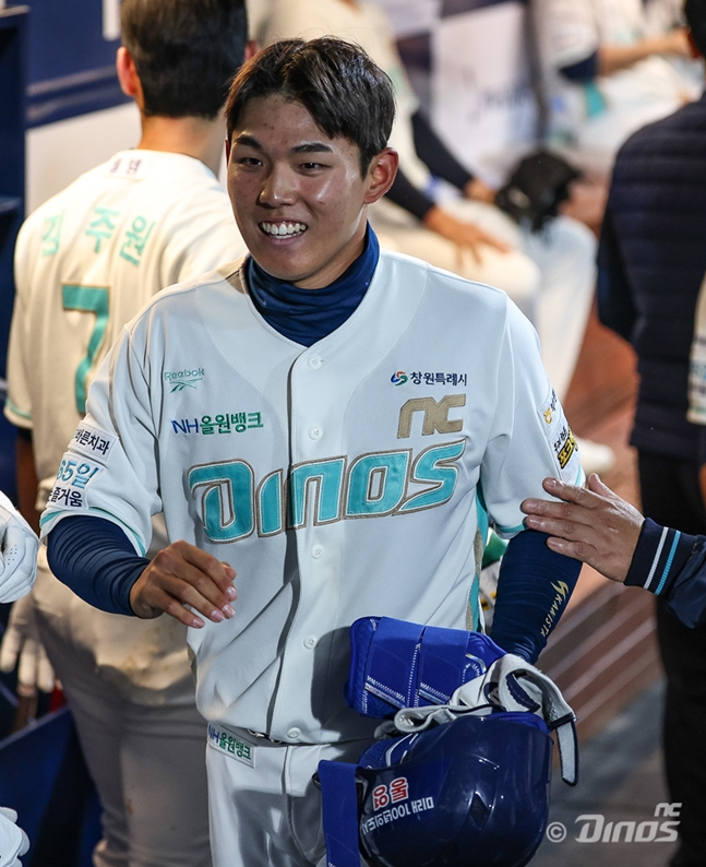 1日ホームランを打った直後のシン·ジェイン。 /写真=NCダイノス