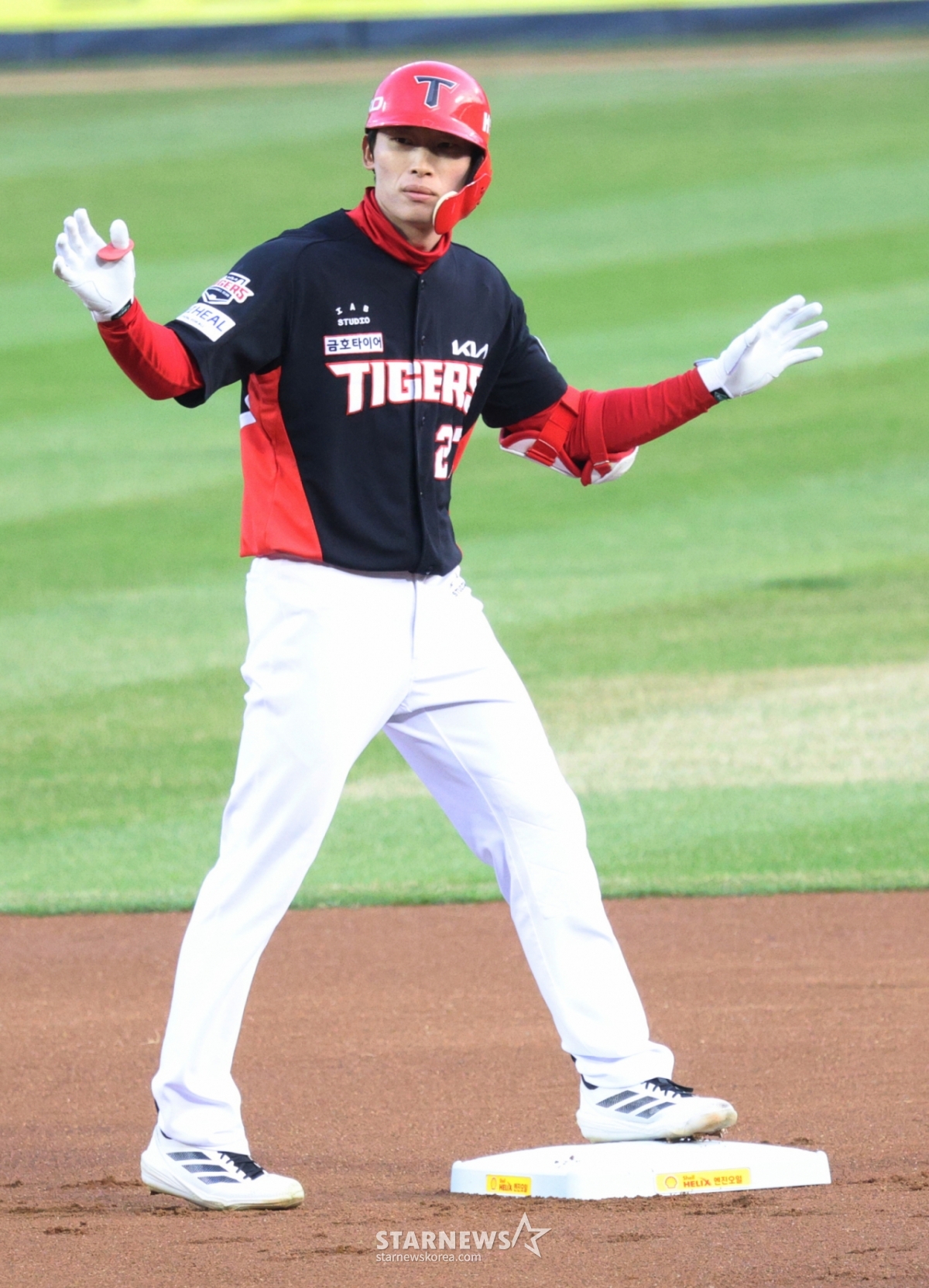 The 2026 Shinhan SOL Bank KBO League LG Twins vs KIA Tigers game was held at Jamsil Baseball Stadium in Seoul on the 1st.  KIA Kim Ho-ryeong is requesting time after hitting a superior double with no outs in the top of the first inning and getting on base. /Photo = Senior Reporter Kim Jin-kyung