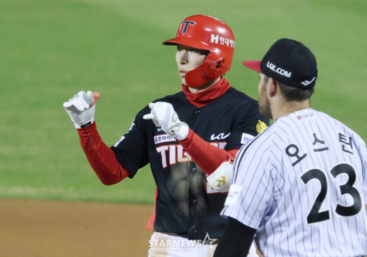 The 2026 Shinhan SOL Bank KBO League LG Twins vs KIA Tigers game was held at Jamsil Baseball Stadium in Seoul on the 1st.  KIA Kim Ho-ryeong is celebrating after getting on base with a left-handed hit with two outs in the top of the third inning. /Photo = Senior Reporter Kim Jin-kyung
