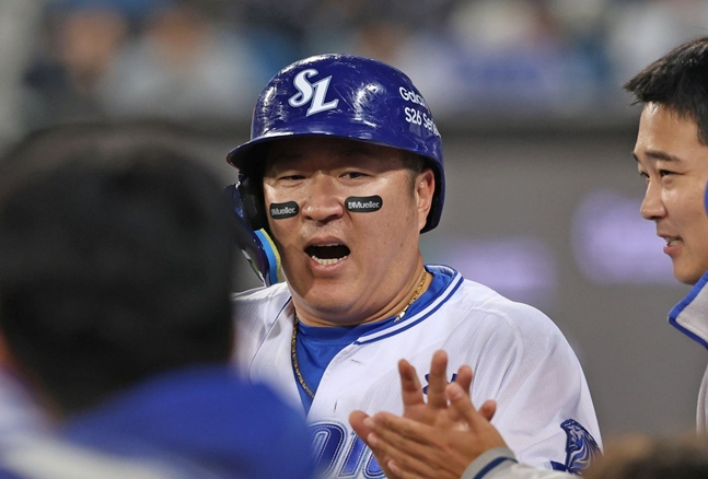 1日，在与斗山队的比赛中回到替补席的崔炯宇。 =图为，三星狮子队。