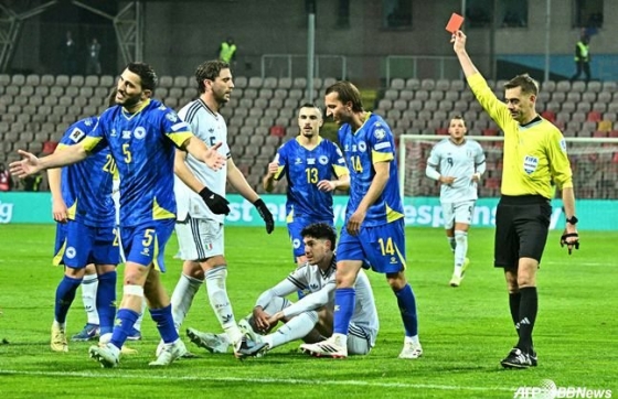 Bastoni (below) is receiving a red card during the 2026 FIFA North-China World Cup European regional playoff pass A final in Bosnia and Herzegovina on the 1st (Korea time). /AFPBBNews=News1