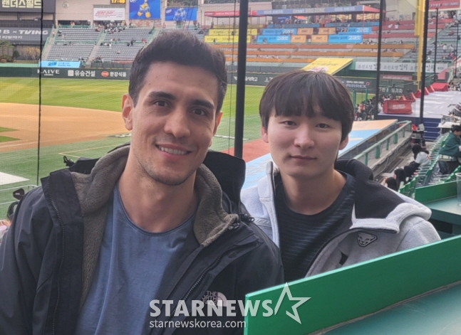 Woori Card Araujo (left) is watching the match between SSG Landers and Kiwoom Heroes at SSG Landers Field in Incheon with the interpreter Woo Sang-baek on the 1st. /Photo = Reporter Ahn Ho-geun