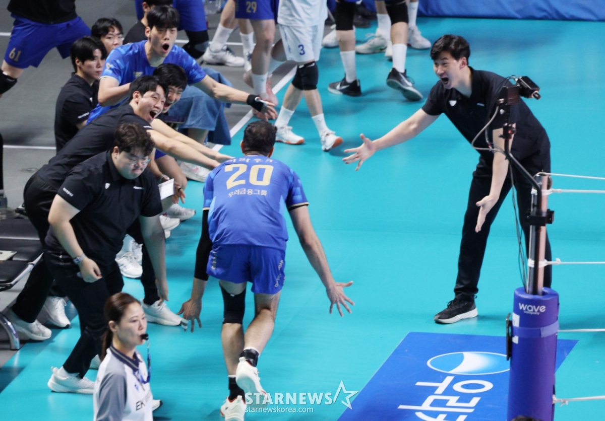 Woori Card Arauzo (center) is making a high five with acting coach Park Chul-woo (right) after scoring during the season. /Photo = Senior Reporter Kang Young-jo